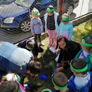 Zdjęcie przedstawia dzieci z grupy Żabki podczas sadzenia drzewek 18.09.2020 r.