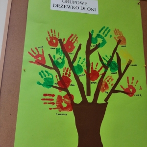 Zdjęcie przedstawia gotowe "Drzewko dłoni" stworzone przez dzieci z grupy Żabki wraz z Panią Julią Kościelną i Panią Klaudią Wyrostek