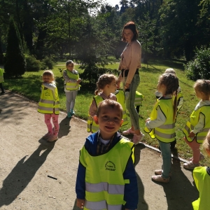 Dzieci z grupy Żabki podczas wycieczki pieszej do parku w Żmigrodzie 