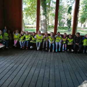 Dzieci z grupy Żabki podczas wycieczki pieszej do parku w Żmigrodzie 