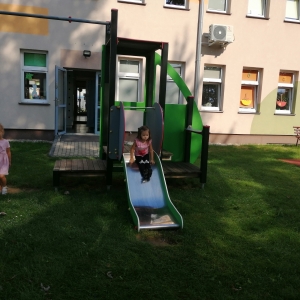 Na zdjęciu dzieci z grupy Żabki bawią się na placu zabaw przy przedszkolu
