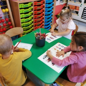 Dzieci realizują zajęcia plastyczne w sali Żabki 