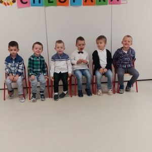 Na zdjęciu dzieci z grupy Sarenki świętują "Dzień Chłopaka"
