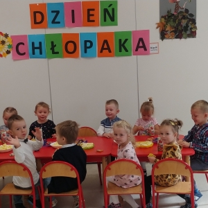Na zdjęciu dzieci z grupy Sarenki świętują "Dzień Chłopaka"