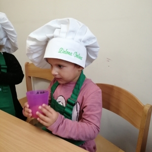 Dzieci z grupy Biedronki próbują przygotowany sok