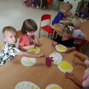 Dzieci z grupy Biedronki świętują Dzień Chłopaka