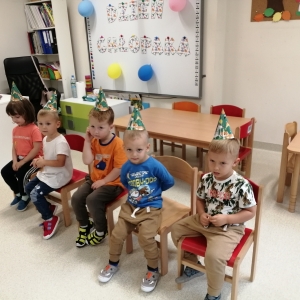 Dzieci z grupy Biedronki świętują Dzień Chłopaka