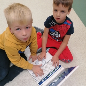 Na zdjęciu dzieci z grupy Sówki podczas zajęć i korzystania z kącika technologicznego