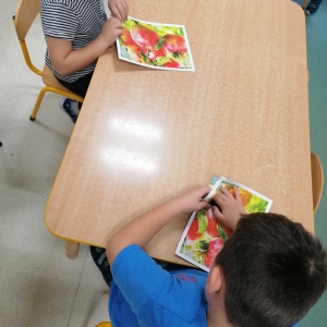 Na zdjęciu dzieci z grupy Sówki podczas układania jesiennych puzzli