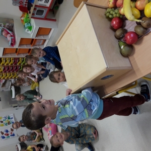 Na zdjęciu dzieci z grupy Liski podczas owocowych zajęć