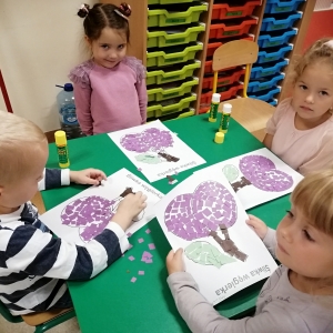 Na zdjęciu dzieci z grupy Żabki podczas wykonywani pracy plastycznej pt."Owoce"