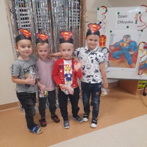 Na zdjęciu dzieci z grupy Żabki  podczas świętowania Dnia chłopaka w swojej sali