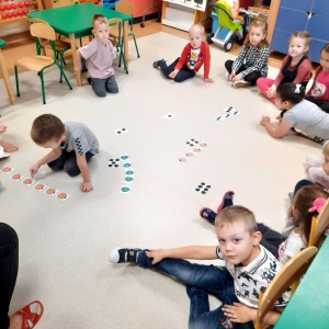 Dzieci z grupy Żabki podczas zajęć matematycznych w swojej sali 
