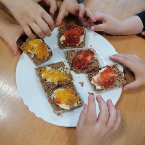 Na zdjęciu uszykowane słodkie kanapki z upieczonego chleba przez dzieci z grupy Sówki 