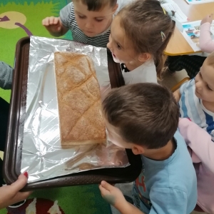 Na zdjęciu dzieci z grupy Sówki podczas zajęć z pieczenia chleba