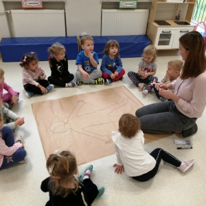 Dzieci z grupy Żabki podczas zajęć pt. "Poznajemy części swojego ciała"