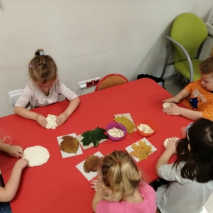 Dzieci z grupy Żabki podczas zajęć pt. "Poznajemy części swojego ciała"