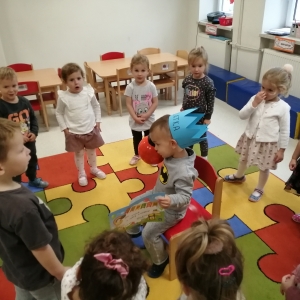 Dzeci z grupy biedronki świętują urodziny Stasia 