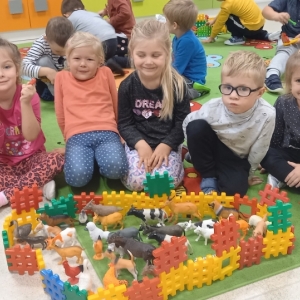 Na zdjęciu dzieci z grupy Motylki zbudowały zagrodę dla zwierząt