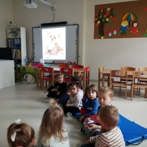 Na zdjęciu dzieci z grupy Biedronki podczas realizacji projektu "Mały Miś w świecie wielkiej litaratury"