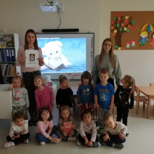 Na zdjęciu dzieci z grupy Biedronki podczas realizacji projektu "Mały Miś w świecie wielkiej litaratury"