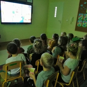 Na zdjęciu dzieci z grupy Żabki podczas seansu kinowego w kinie Żabka w swojej sali 