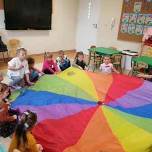 Na zdjęciu dzieci z grupy Żabki podczas zajęć integracyjnych z pedagogiem P. Reginą Stępień
