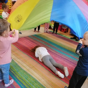 Na zdjęciu dzieci z grupy Żabki podczas zajęć integracyjnych z pedagogiem P. Reginą Stępień