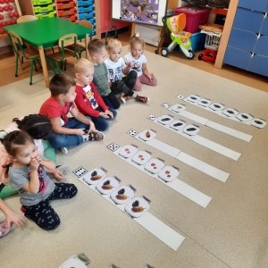 Na zdjęciu dzieci z grupy Żabki podczas zajęć matematycznych 