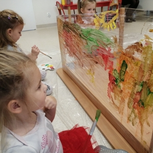 Na zdjęciu dzieci z grupy Biedronki podczas zajęć pt. "Jesienny pejzaż"