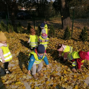 Na zdjęciu dzieci z grupy Biedronki podczas zabawy w jesiennym ogrodzie przedszkolnym