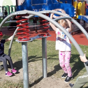 Na zdjęciu dzieci z grupy Niedźwiadki podczas zabaw na placu przedszkolnym