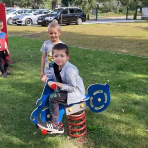 Na zdjęciu dzieci z grupy Niedźwiadki podczas zabaw na placu przedszkolnym