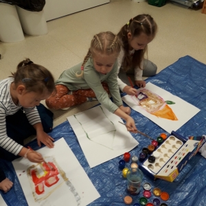 Na zdjęciu dzieci z grupy Liski wykonują pracę plastyczną pt. "Dom"