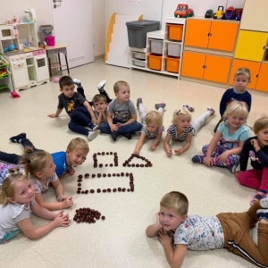 Na zdjęciu dzieci z grupy Myszki podczas zabaw jesiennych w sali przedszkolnej