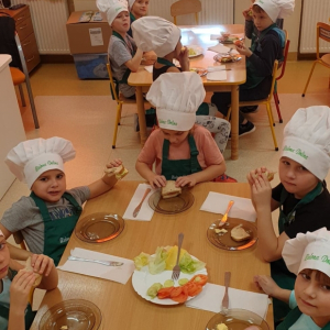 Na zdjęciu dzieci z grupy Zajączki przygotowują pyszne i zdrowe kanapki
