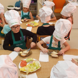Na zdjęciu dzieci z grupy Zajączki przygotowują pyszne i zdrowe kanapki