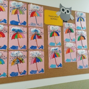 Na zdjęciu prace plastyczne dzieci z grupy Sówki - Jesień nie musi być smutna - kolorowe parasole