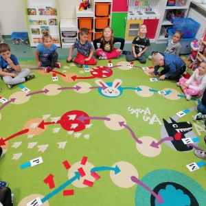 Na zdjęciu dzieci z grupy Sówki podczas zabaw dywanowych
