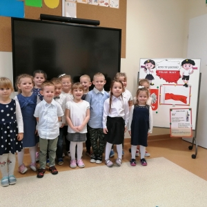 Na zdjęciu dzieci z grupy Żabki śpiewają Hymn Polski , stoją na baczność