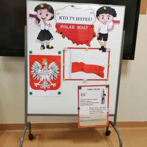Na zdjęciu dekoracja z symbolami narodowymi Polski w sali przedszkolnej Żabki