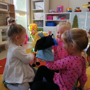 Na zdjęciu widać dzieci z grupy Biedronki podczas zabawy na dywanie w swojej sali przedszkolnej 