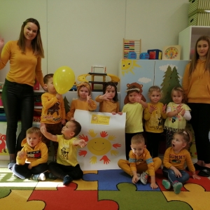 Na zdjęciu widać całą grupę dzieci z grupy Biedronki wraz z Panią Justyną oraz Panią Anią