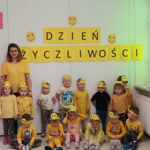 Na zdjęciu dzieci z grupy Sarenki podczas świętowania Dnia Życzliwości w swojej sali przedszkolnej