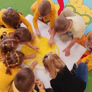 Na zdjęciu dzieci z grupy Sarenki podczas świętowania Dnia Życzliwości w swojej sali przedszkolnej