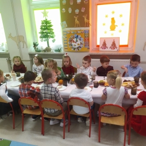 Na zdjęciu dzieci z grupy Sarenki podczas grupowej wigilii w swojej sali przedszkolnej.