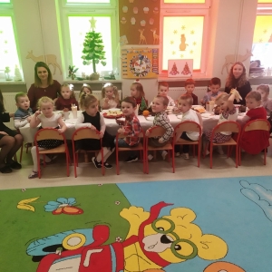 Na zdjęciu dzieci z grupy Sarenki podczas grupowej wigilii w swojej sali przedszkolnej.