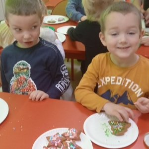Dzieci z grupy Motylki przygotowują świąteczne pierniczki