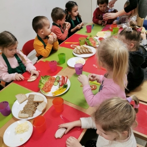 Dzieci z grupy Biedronki podczas zajęć kulinarnych