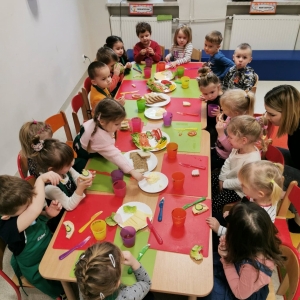 Dzieci z grupy Biedronki podczas zajęć kulinarnych